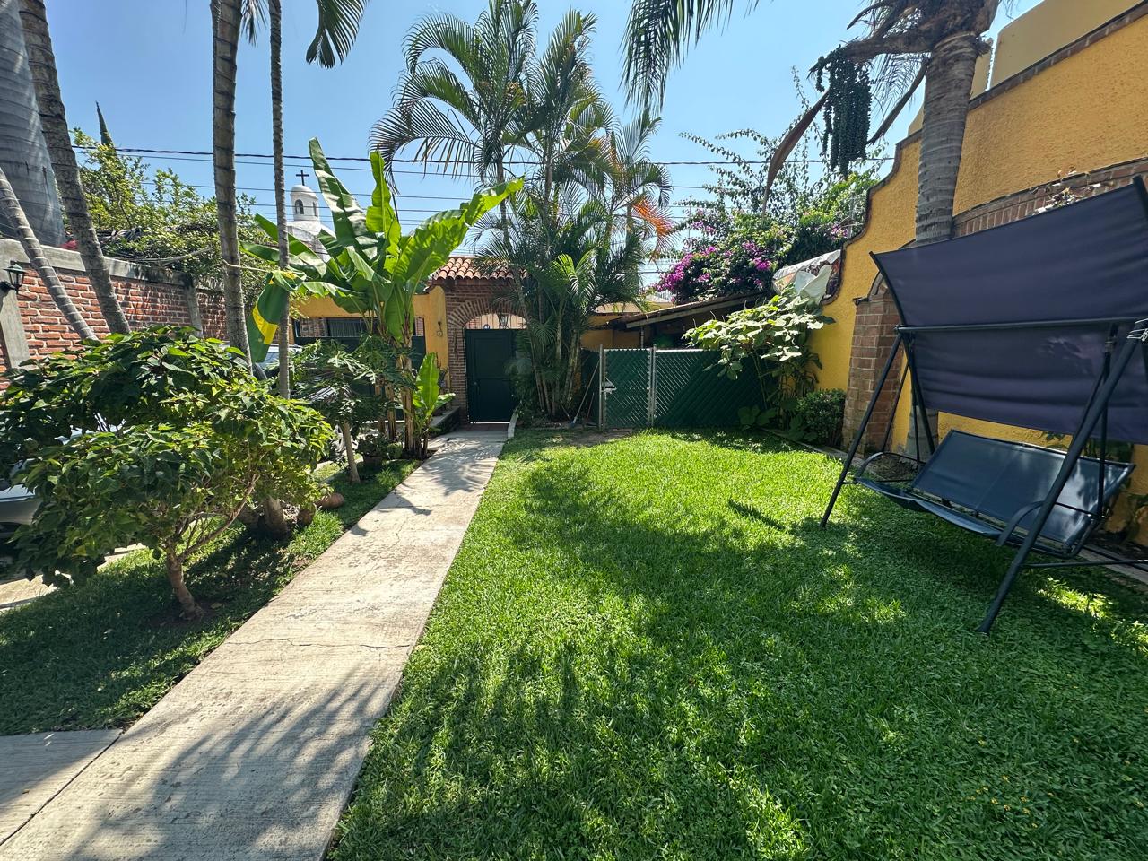 Rudy and Magda's Care Home — Jardín